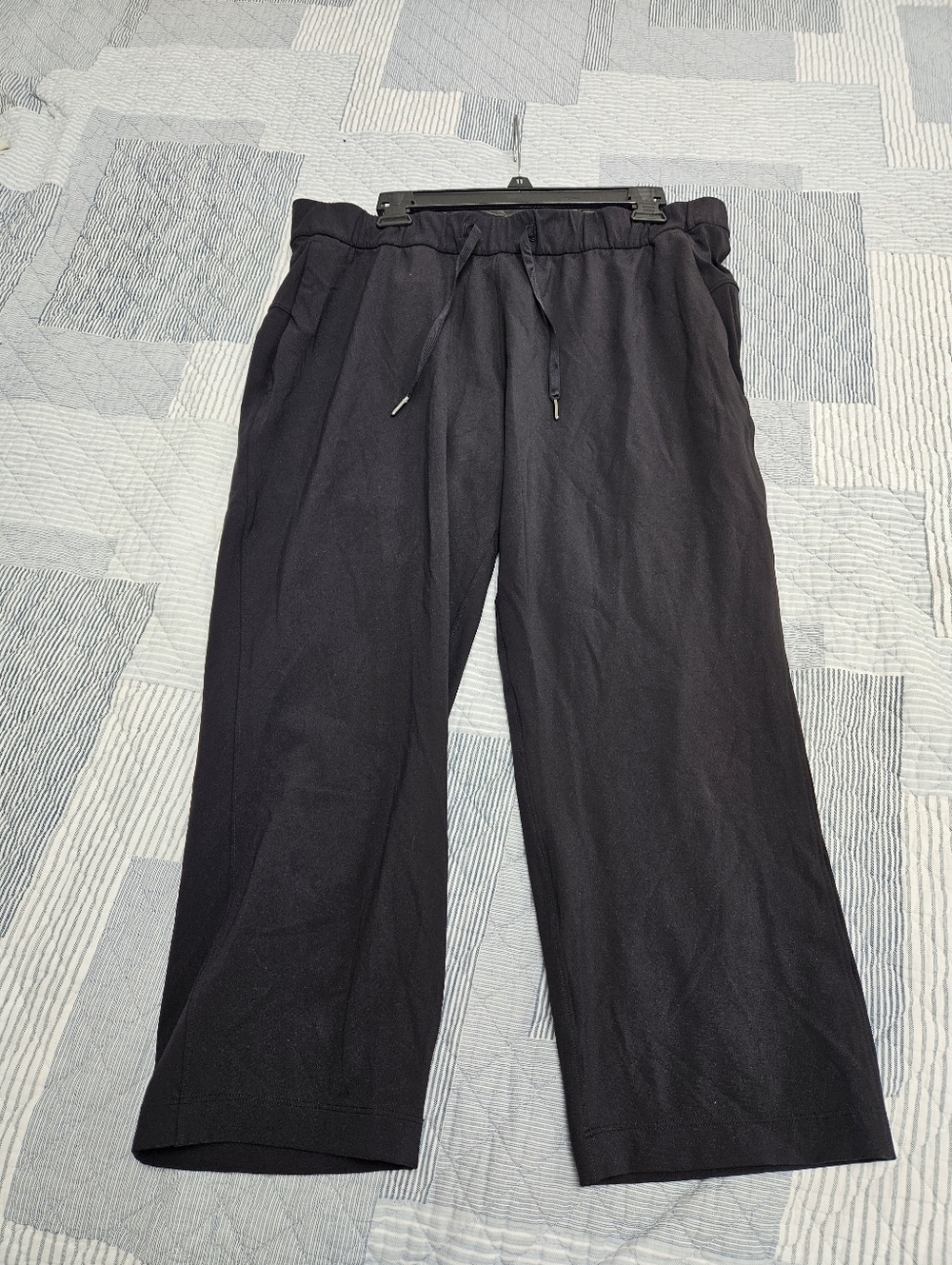LULULEMON WOMENS Black Drawstring Casual Capri With Front Pockets